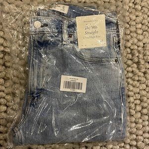 Brand new unopened! Abercrombie 90s Ultra High Rise Straight Jeans.